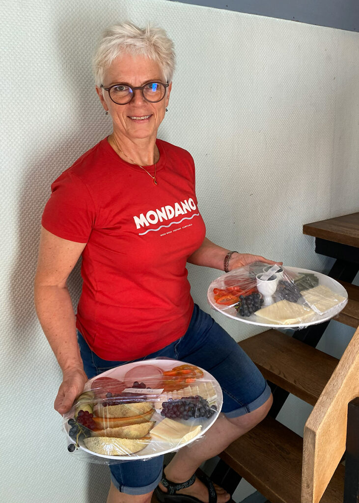 Betty serverer den dejlige morgenmad på Hindkjærhus B&B