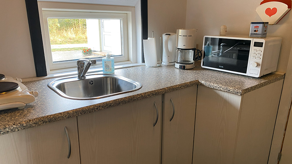 Køkken faciliteter i familierum på Hindkjærhus