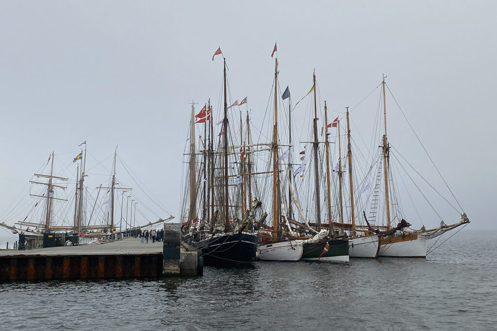 Sejlskibe lægger til kajs i Fur havn